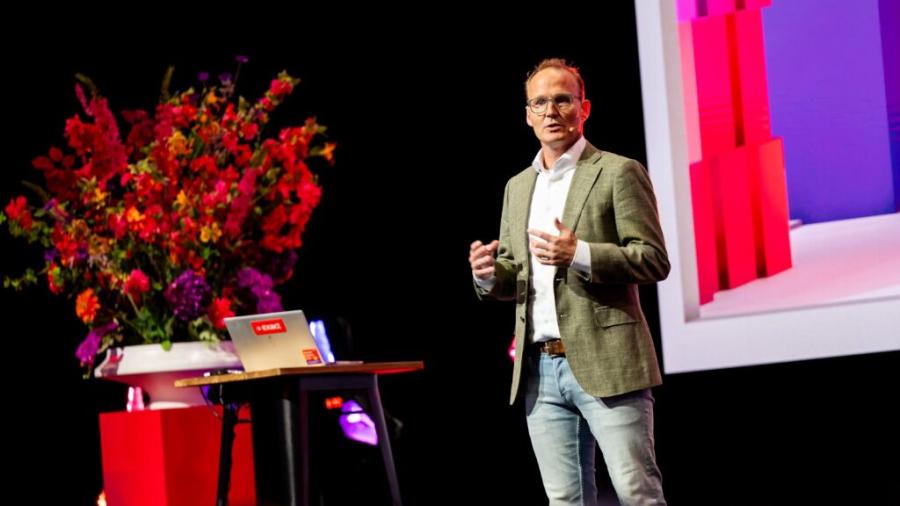 Joep Hoeks, Chief Product Officer d’Exact, évoque l’amélioration de l’efficacité et de la qualité au travail ainsi que le rôle des développeurs de logiciels