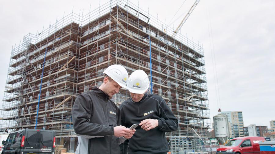 Twee mannen in de bouw voor een constructie