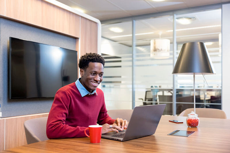 Persoon achter de laptop zoekt op wat een projectscope is