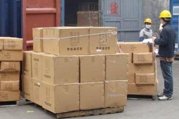 stapel kartonnen dozen