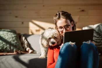 Vrouw die zit met een tablet