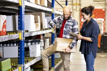 Man en vrouw in magazijn met Voorraadbeheer app