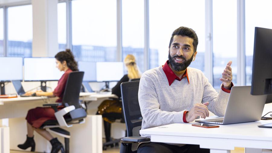 Man achter de laptop