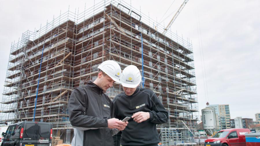 Twee mannen in de bouw voor een constructie