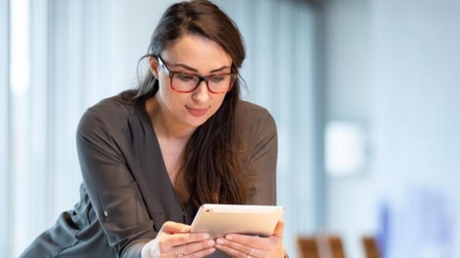 Vrouw die werkt op een tablet