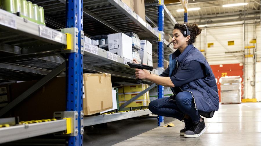 Magazijn werker die producten scant