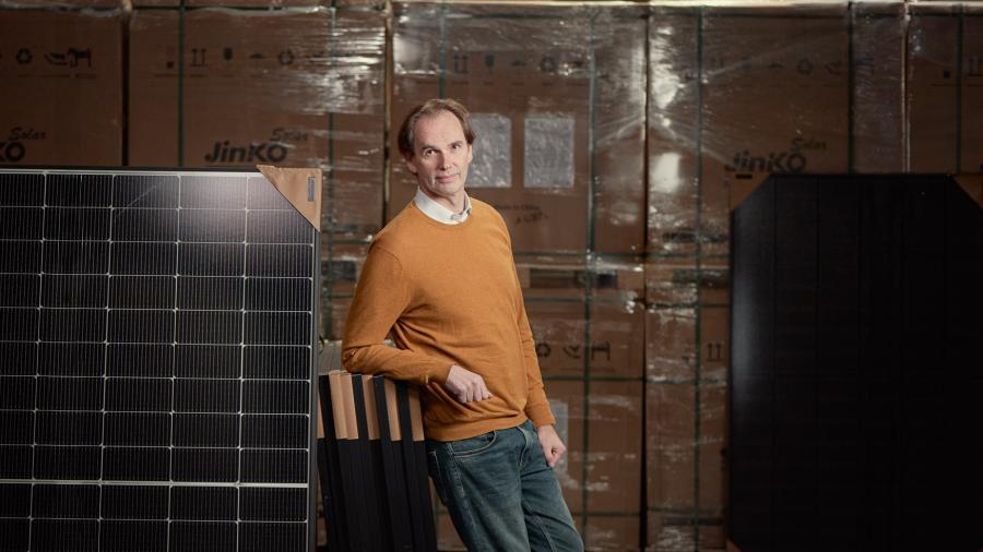 Arjen Jagersma in magazijn met zonnepanelen