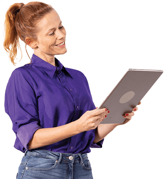 Vrouw bekijkt online boekhouding op tablet