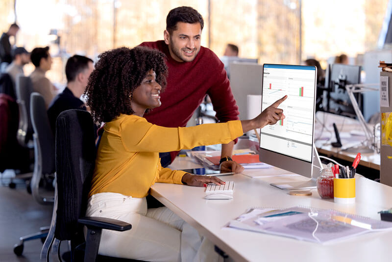 Twee personen bij een computer over SMART formuleren