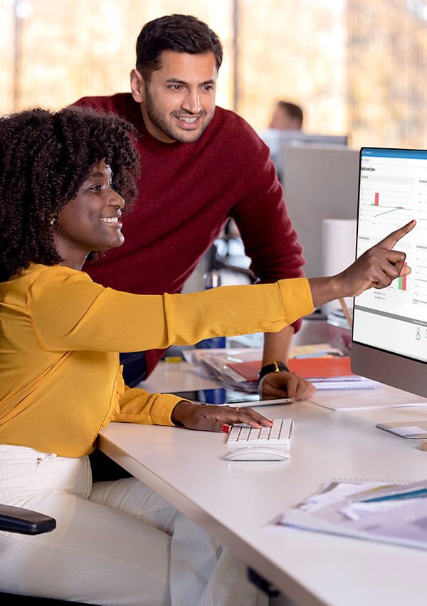 Twee personen bij een computer over SMART formuleren