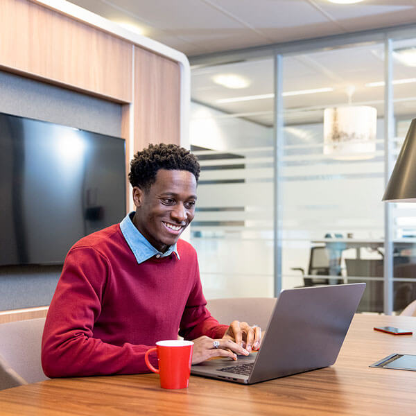 Persoon achter de laptop zoekt op wat een projectscope is