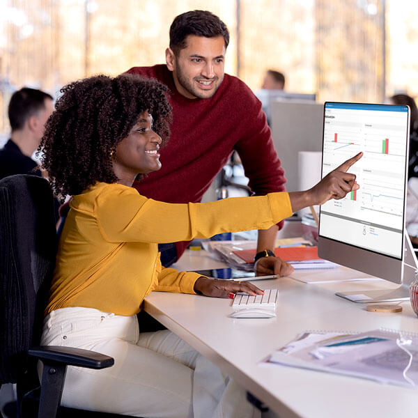 Twee personen bij een computer over SMART formuleren