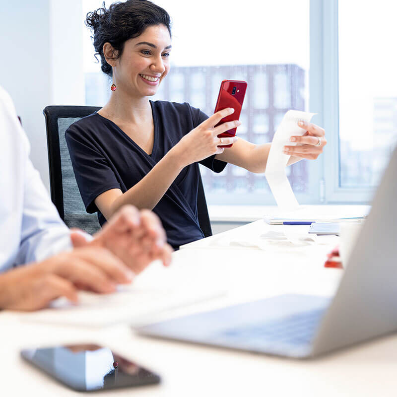 Personen praten over de declaratie app van Exact