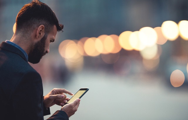 Man gebruikt mobiele Mijn[Kantoor] app