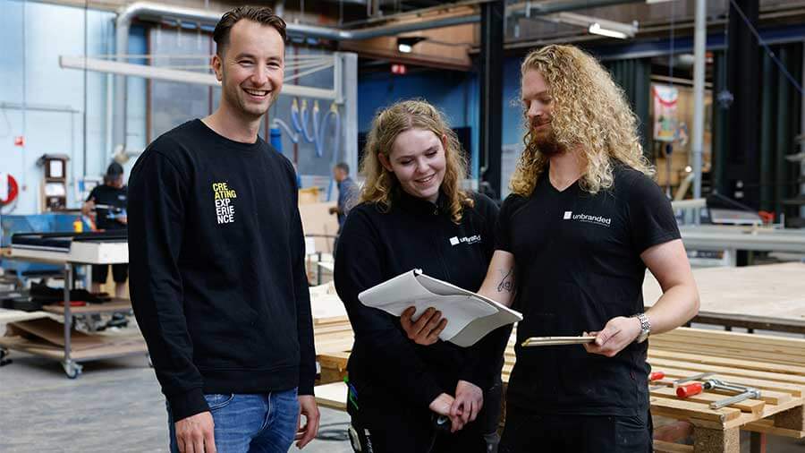 Unbranded - collega’s blij zijn met het nieuwe softwaresysteem van Exact