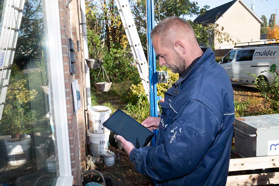 Met de app van Exact Online Bouw houdt het team nu real-time de voortgang van projecten bij.