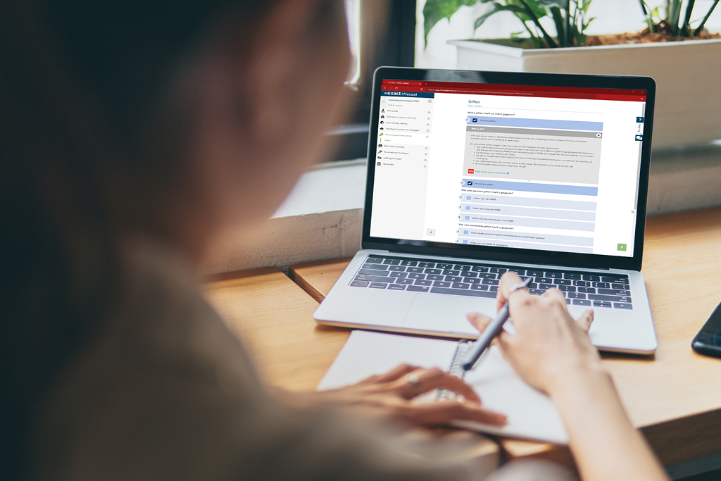 Vrouw werkt op laptop